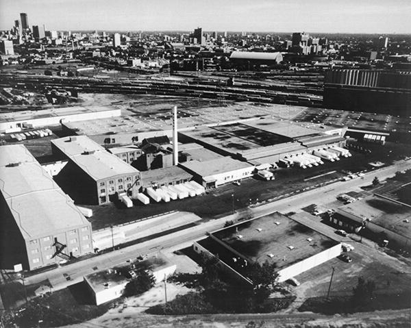 Aerial view of 墨菲 Warehouse Company with the Minneapolis skyline off to the right.